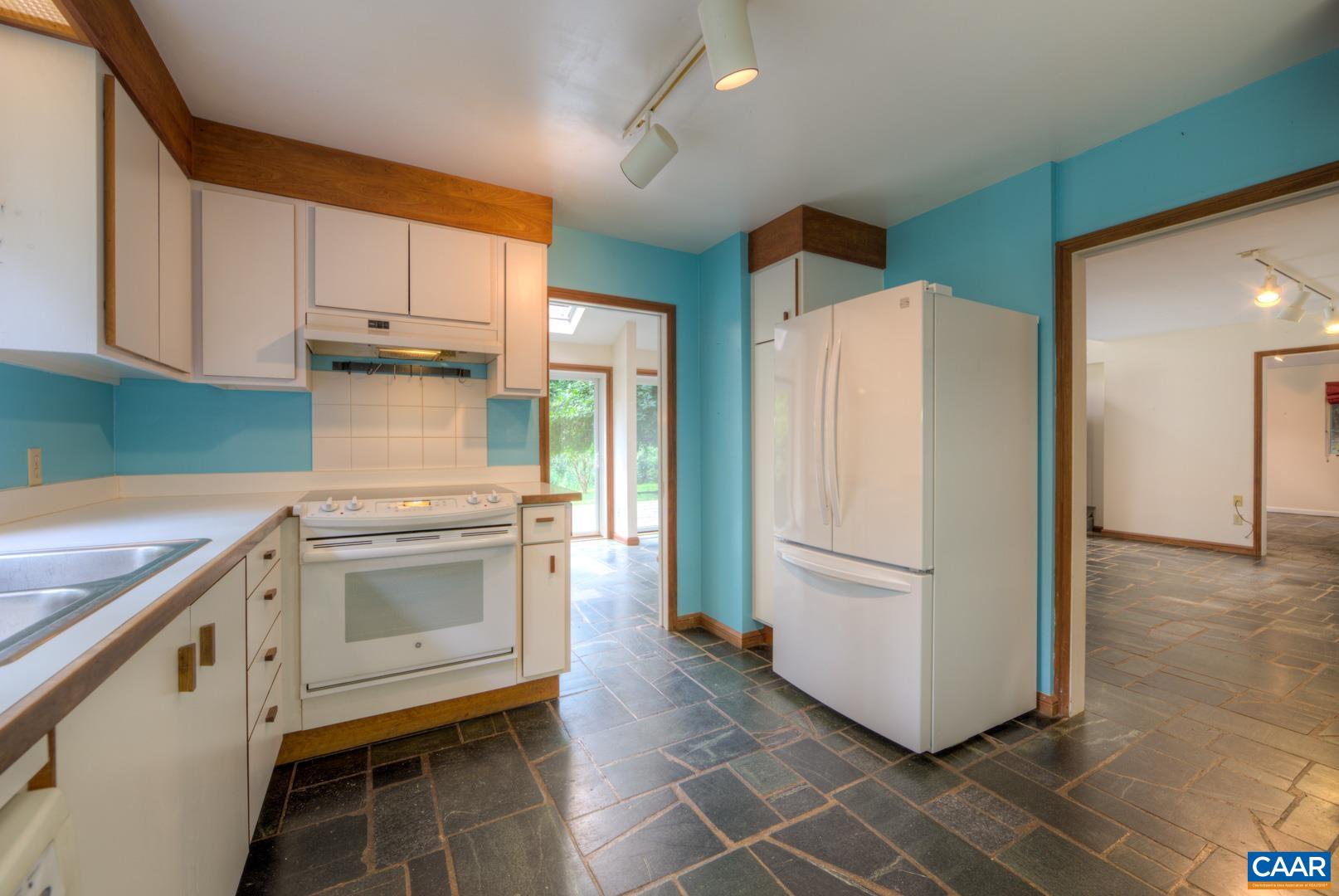 305 CEDAR BLUFF RD