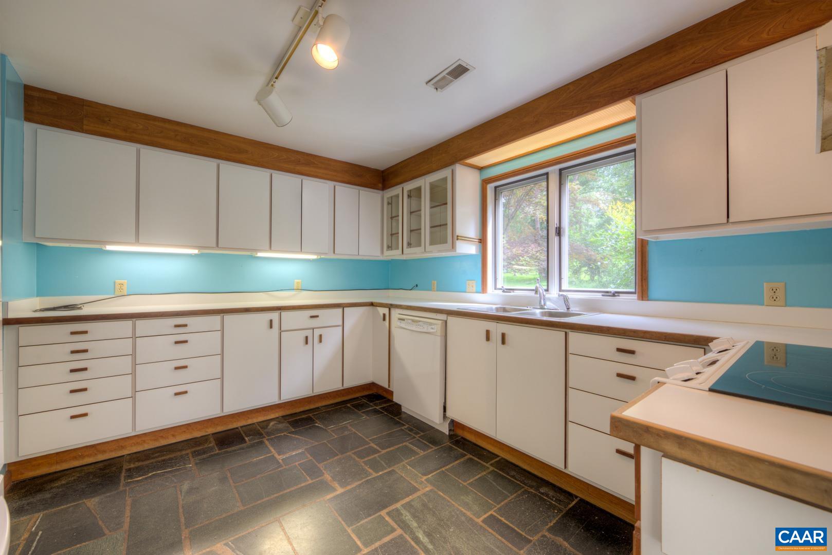 305 CEDAR BLUFF RD