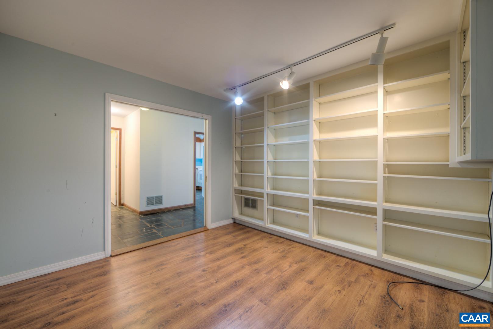 305 CEDAR BLUFF RD