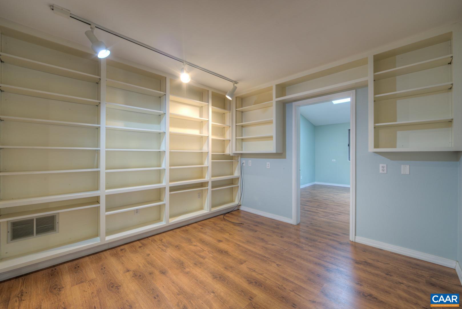 305 CEDAR BLUFF RD