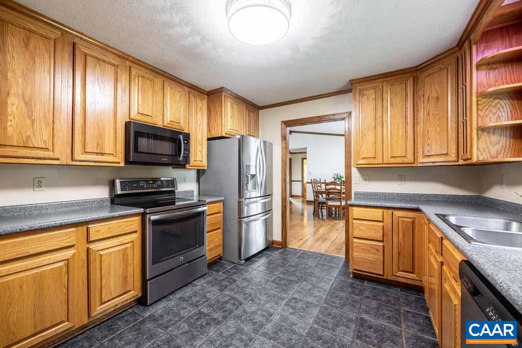 18 SONGBIRD LN