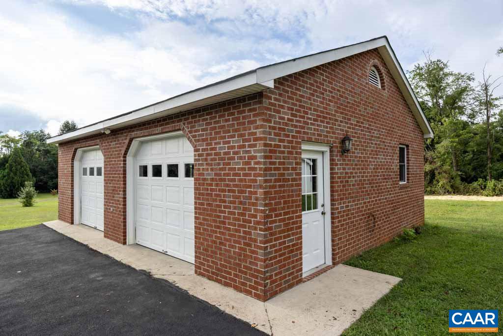 18 SONGBIRD LN
