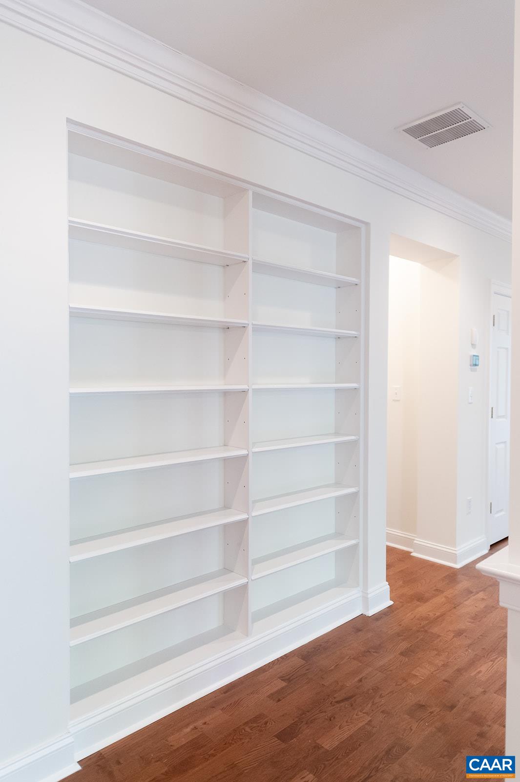 415 WHITE GABLES LN Unit: 101