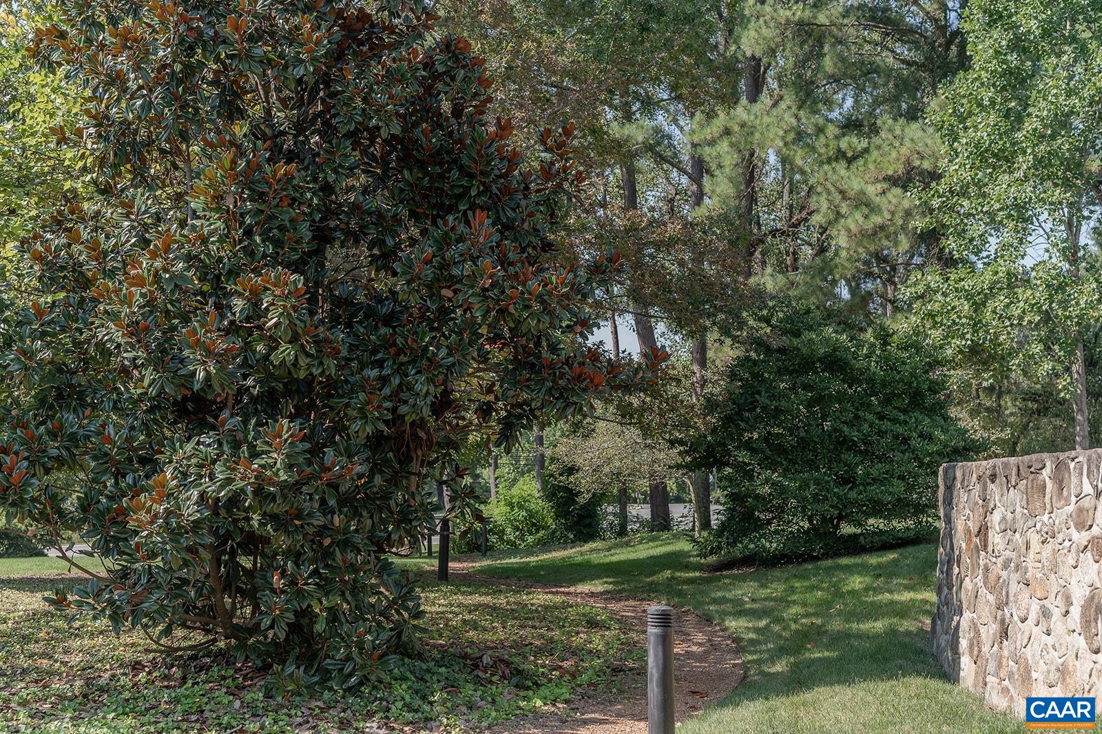 415 WHITE GABLES LN Unit: 101
