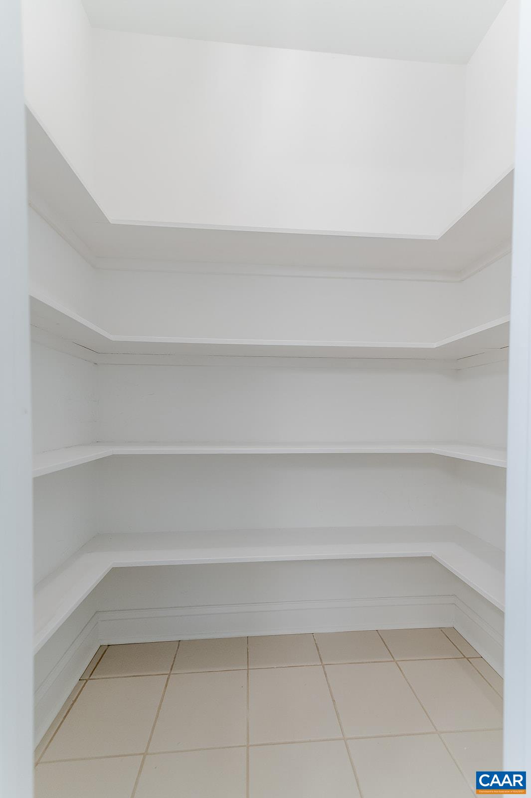 415 WHITE GABLES LN Unit: 101