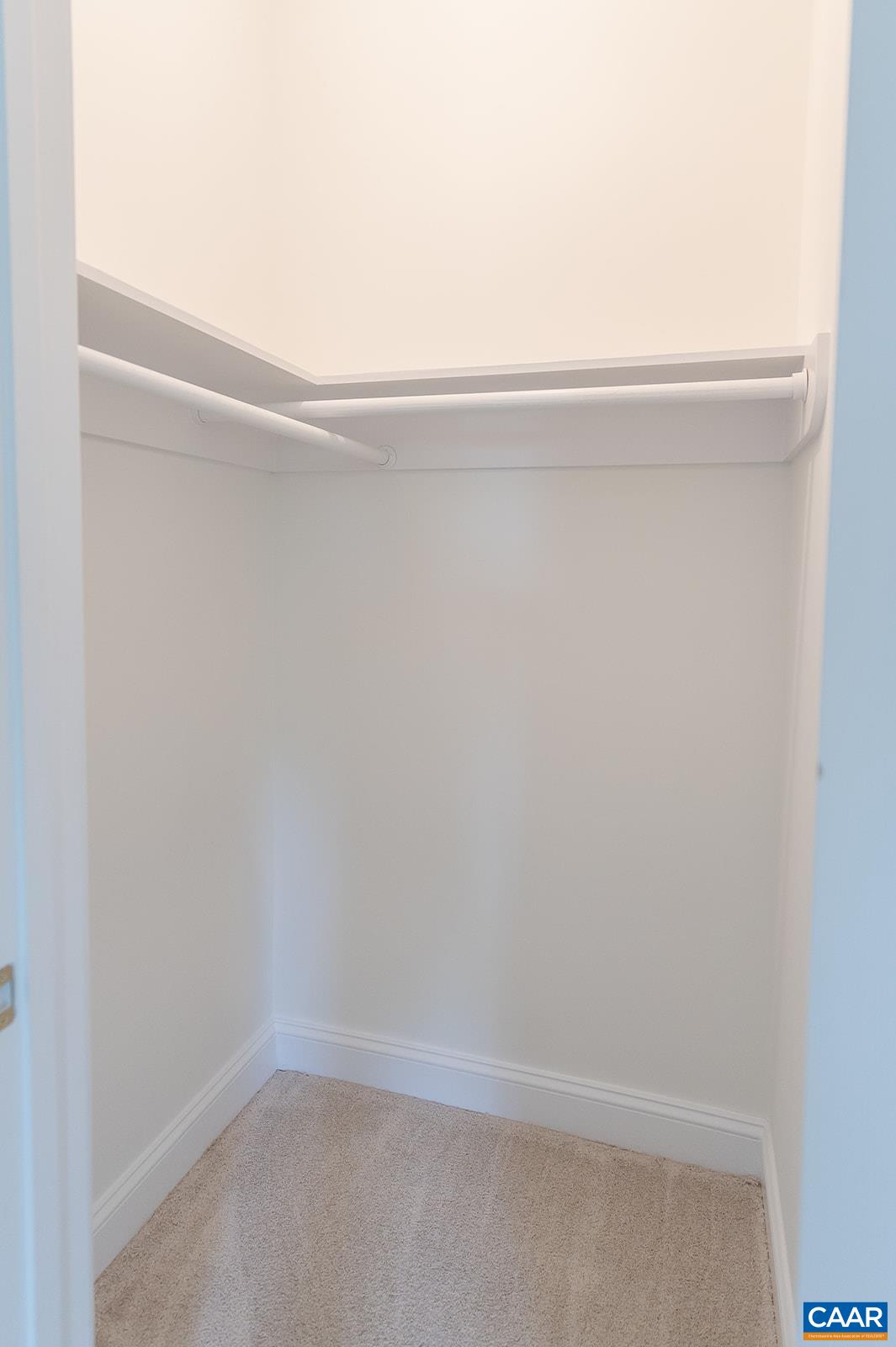 415 WHITE GABLES LN Unit: 101
