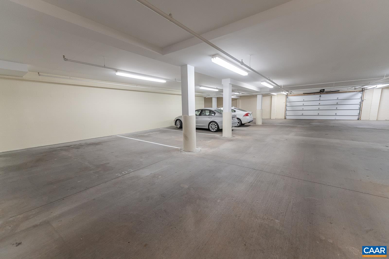 415 WHITE GABLES LN Unit: 101