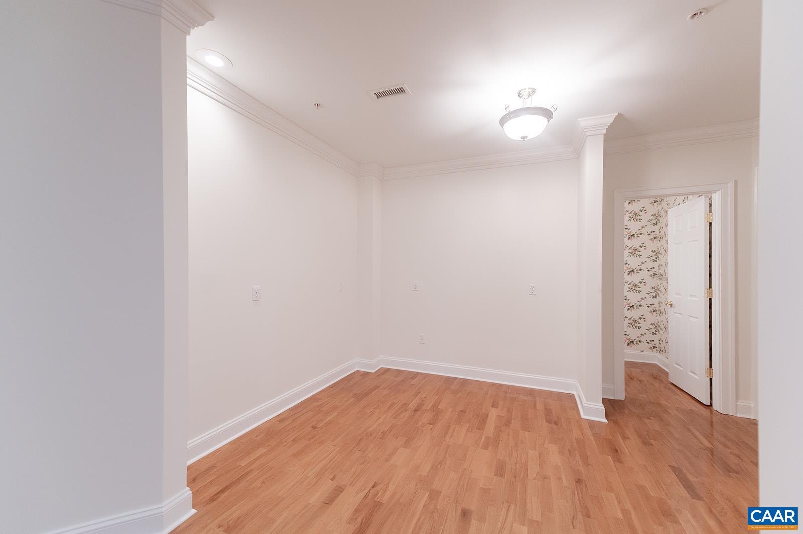 415 WHITE GABLES LN Unit: 101