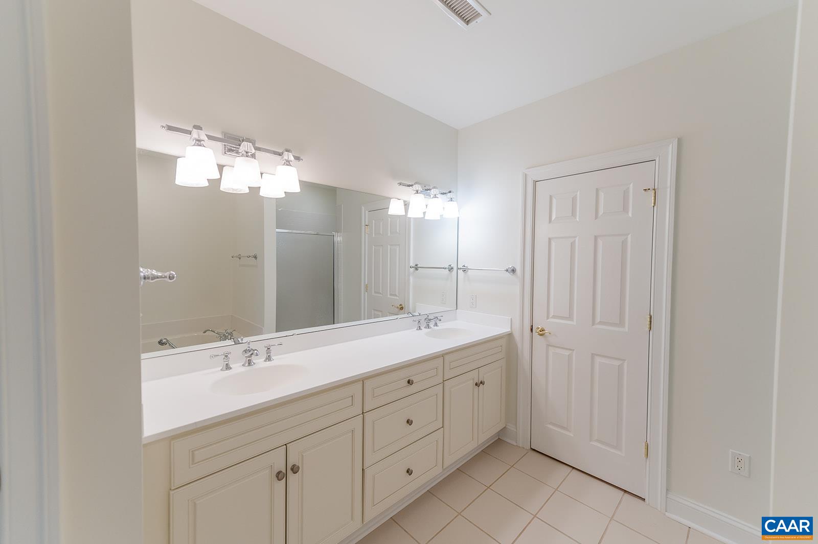 415 WHITE GABLES LN Unit: 101