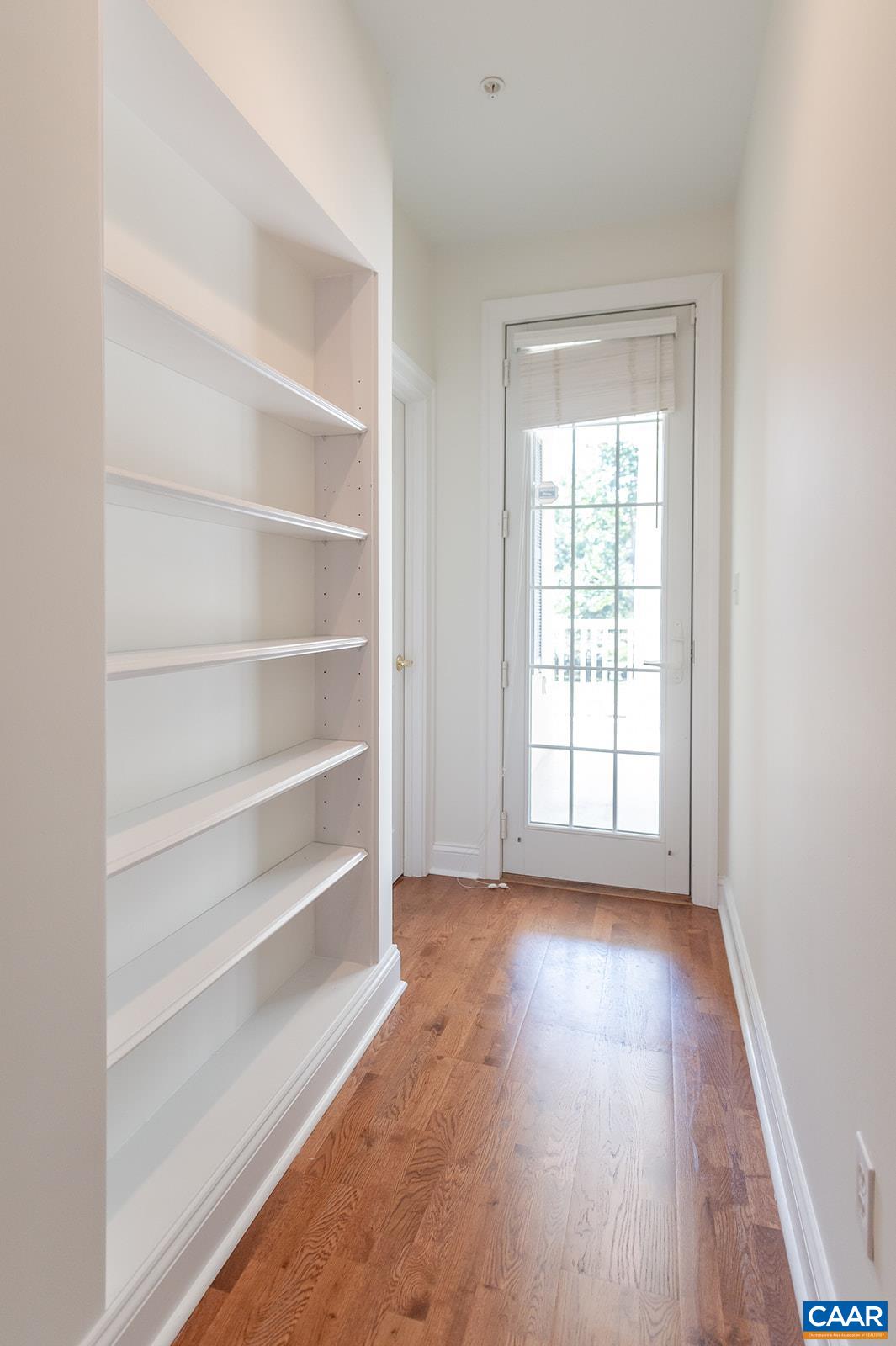 415 WHITE GABLES LN Unit: 101