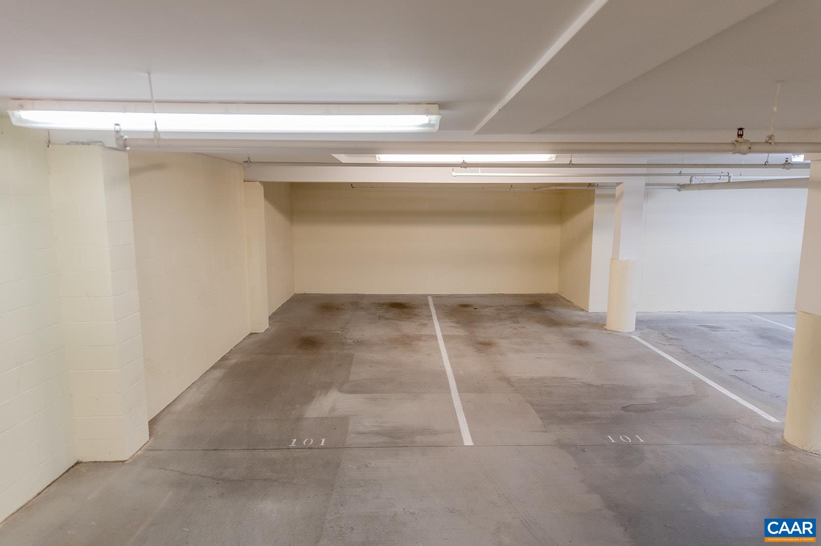 415 WHITE GABLES LN Unit: 101