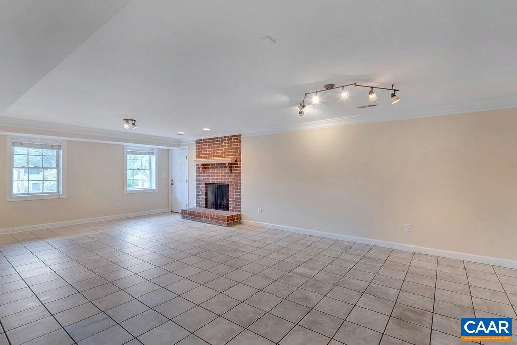 1001 HAYRAKE LN