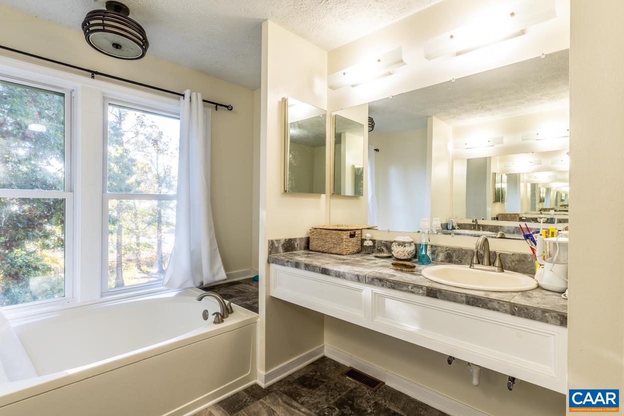 435 COURTHOUSE MOUNTAIN RD