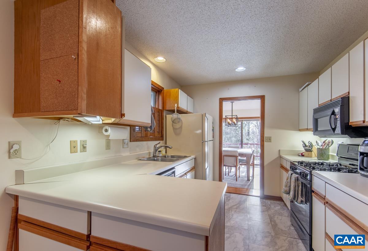 442 FOOTHILLS DR