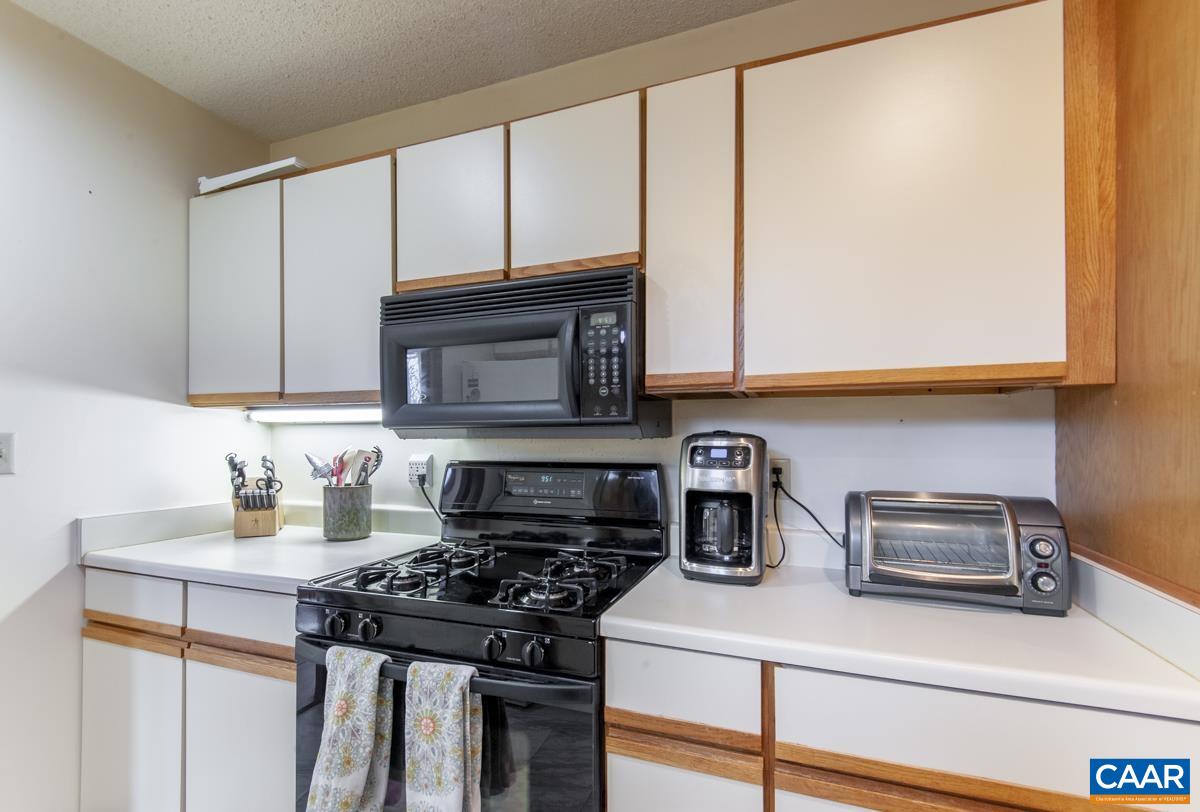 442 FOOTHILLS DR