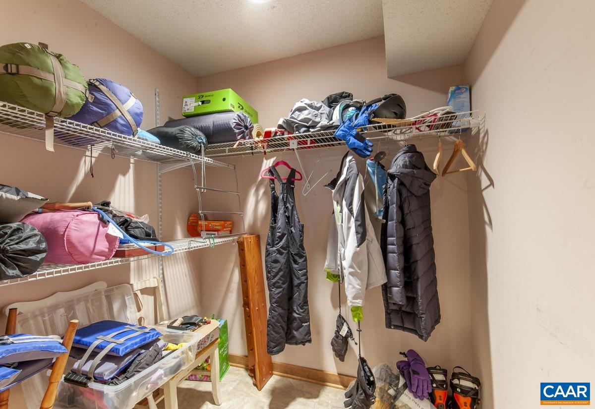 442 FOOTHILLS DR