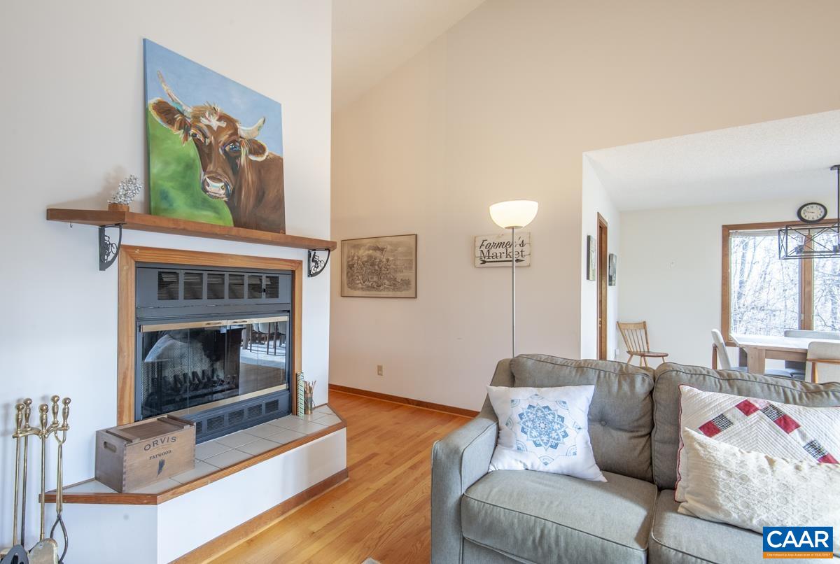 442 FOOTHILLS DR