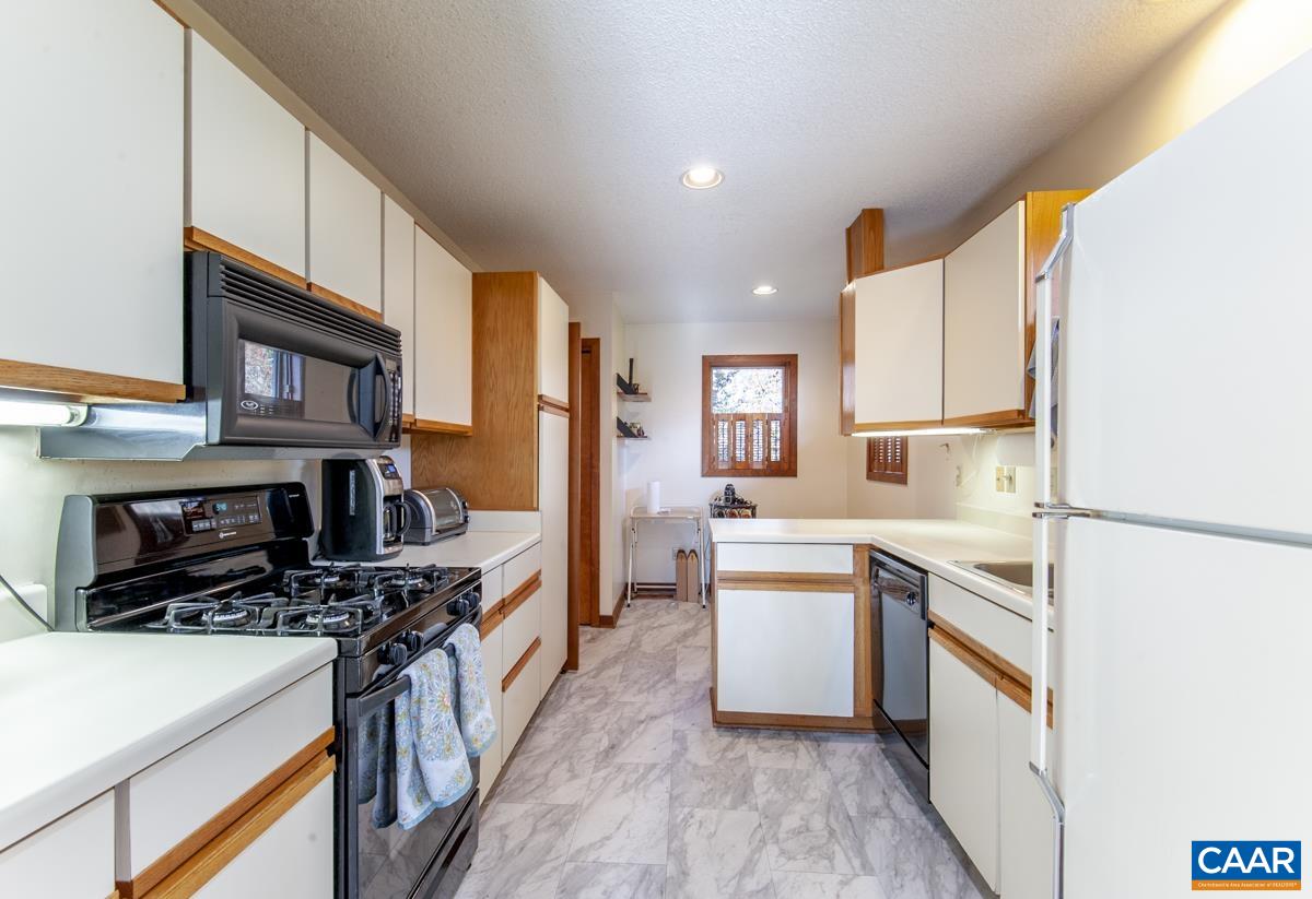 442 FOOTHILLS DR