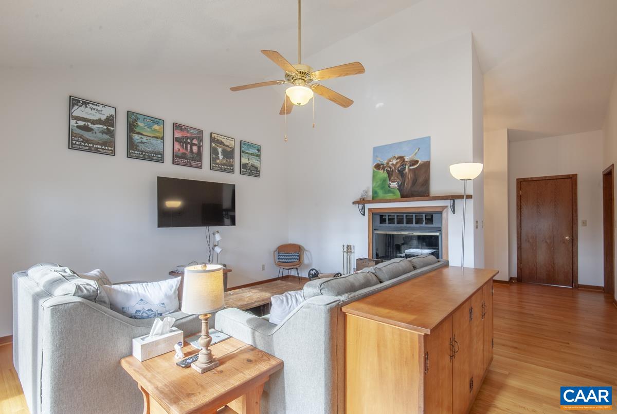 442 FOOTHILLS DR