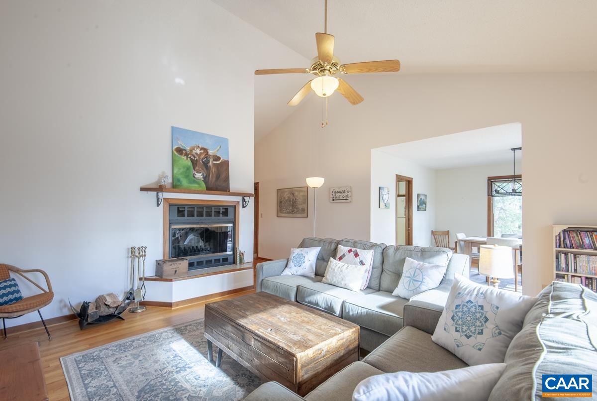 442 FOOTHILLS DR