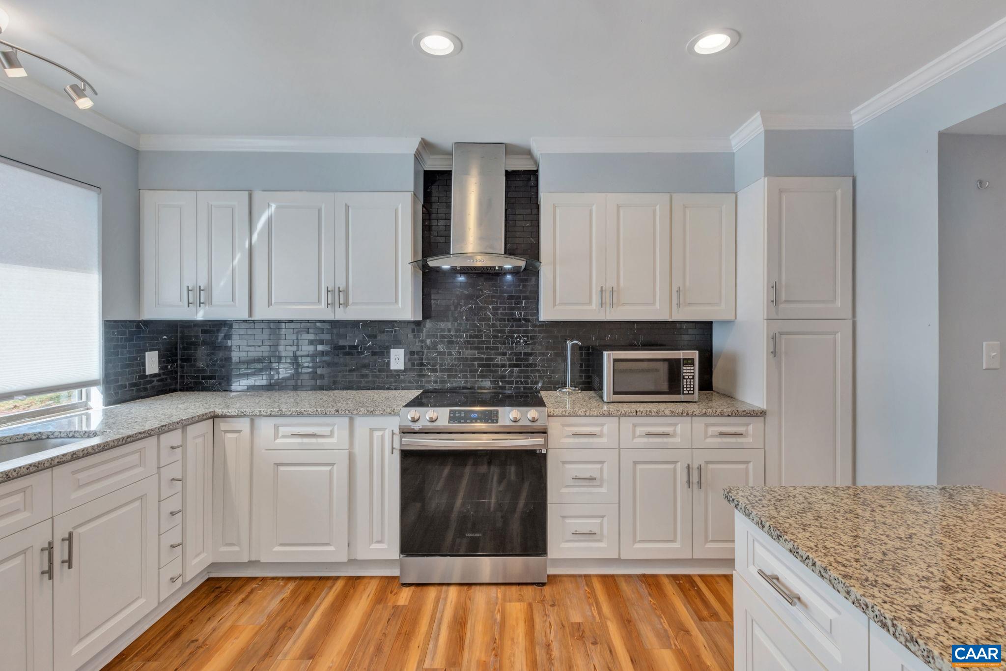48 WOODLAKE DR