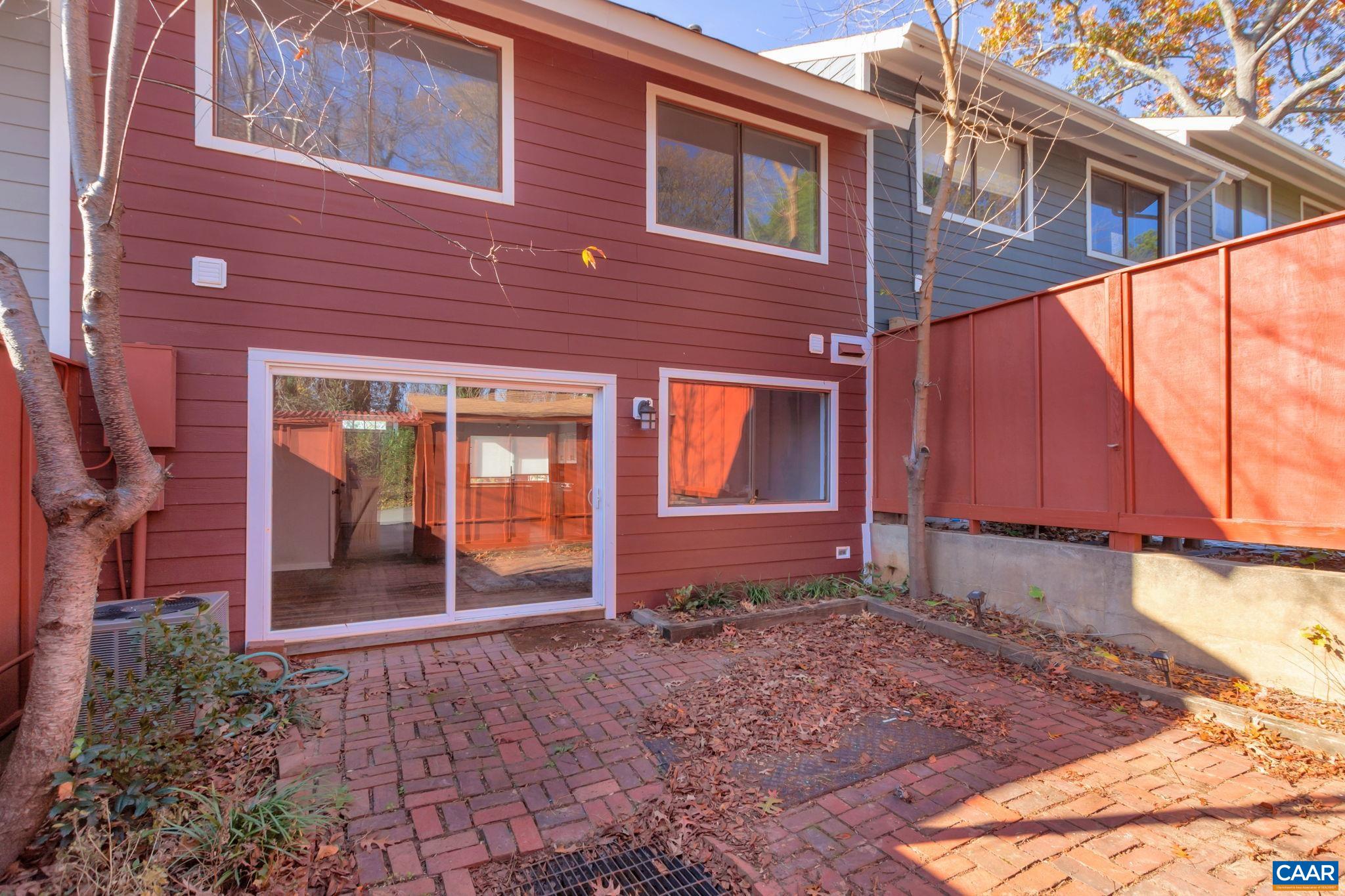 48 WOODLAKE DR