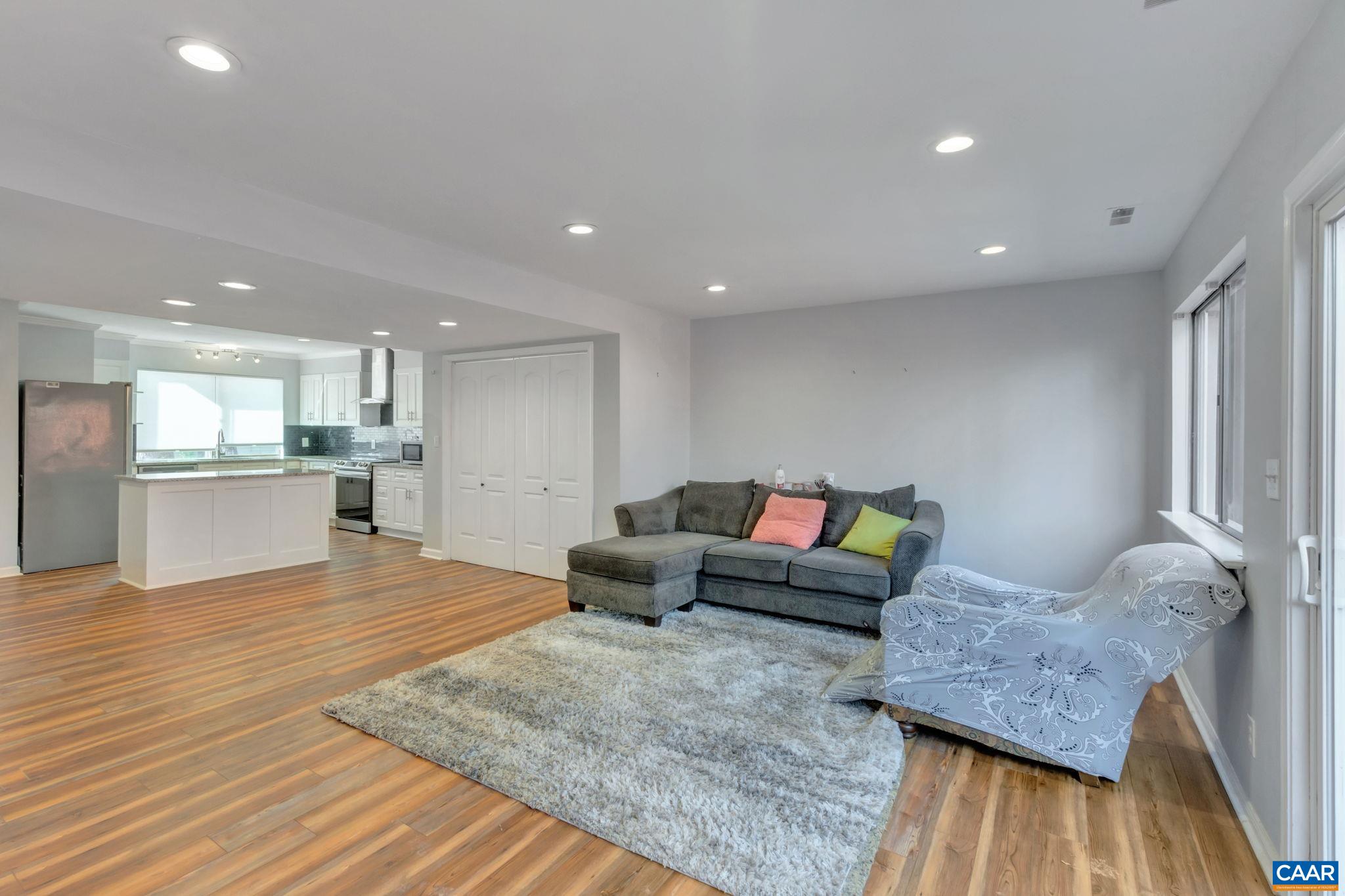 48 WOODLAKE DR
