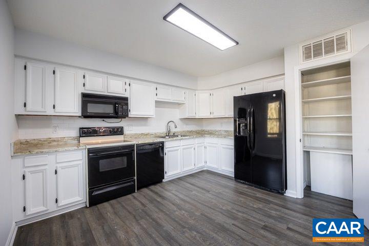 909 ELLIOTT AVE