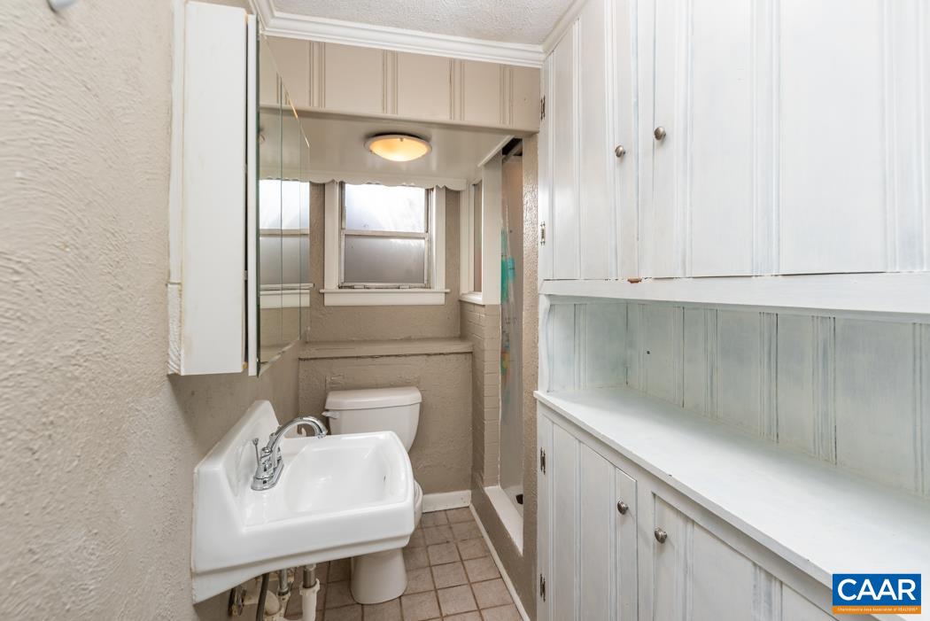 412 MOSELEY DR