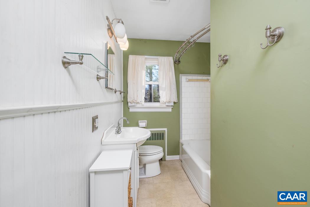 412 MOSELEY DR