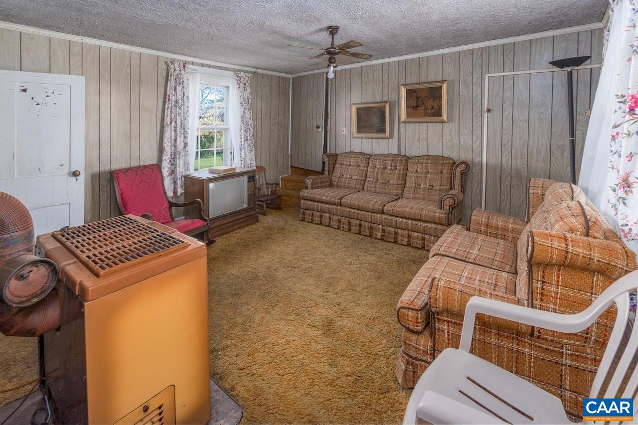 724 SHADY LN