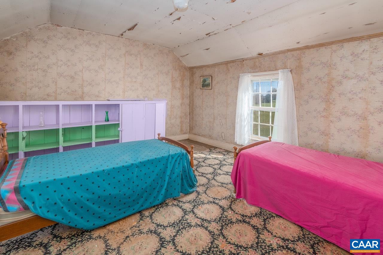 724 SHADY LN