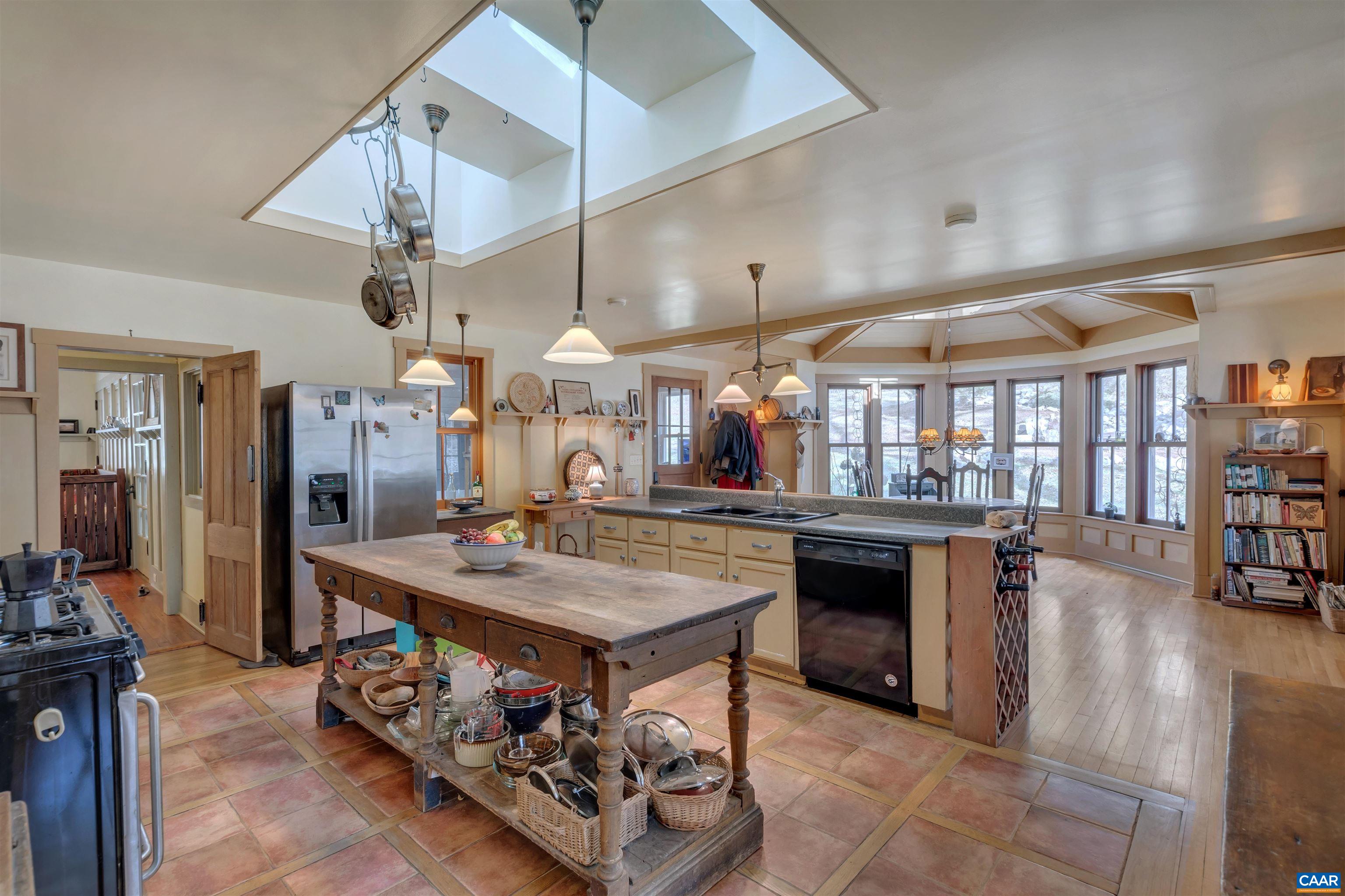 2761 JAMES RIVER RD