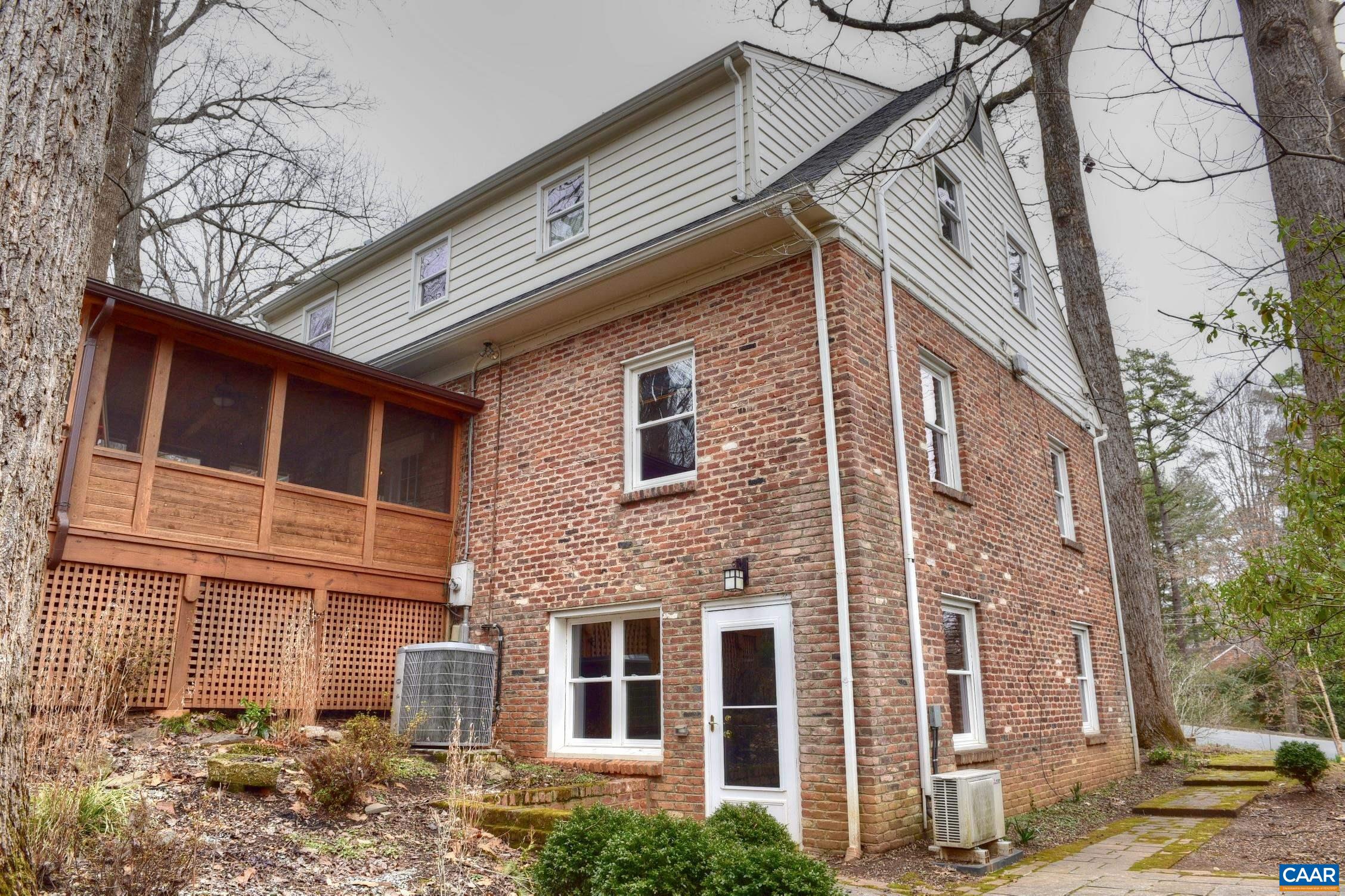1601 JAMESTOWN DR