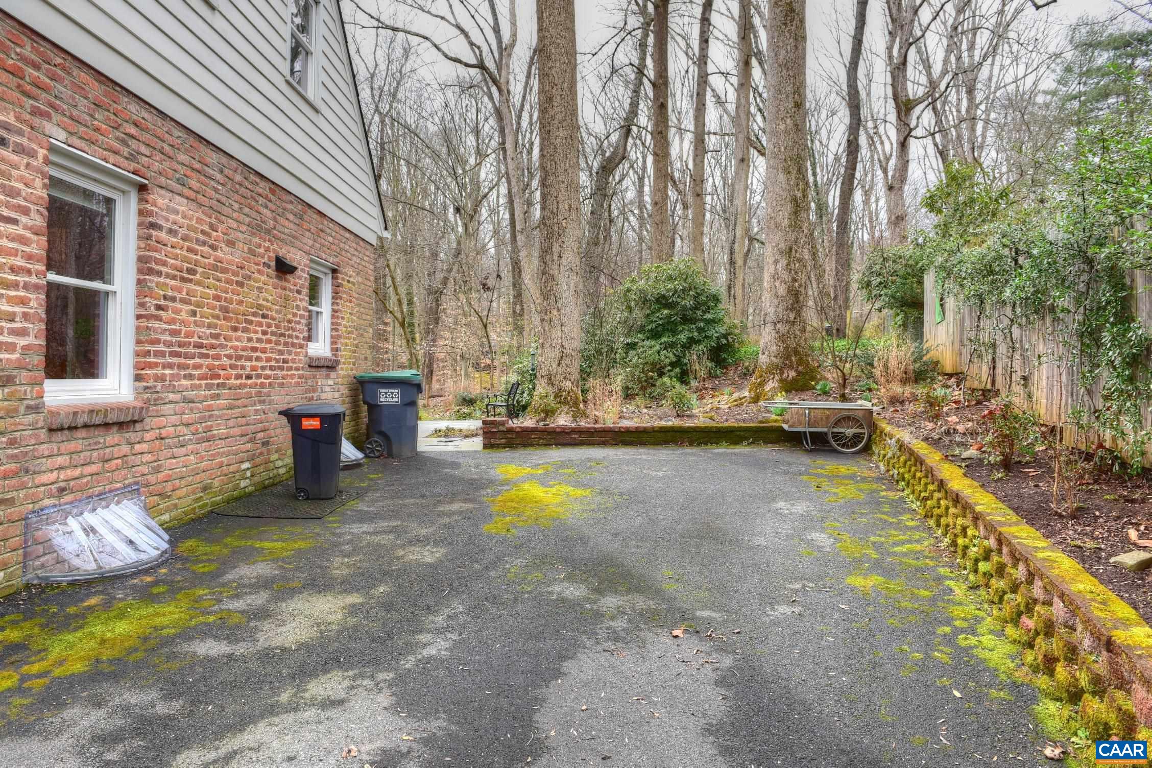 1601 JAMESTOWN DR