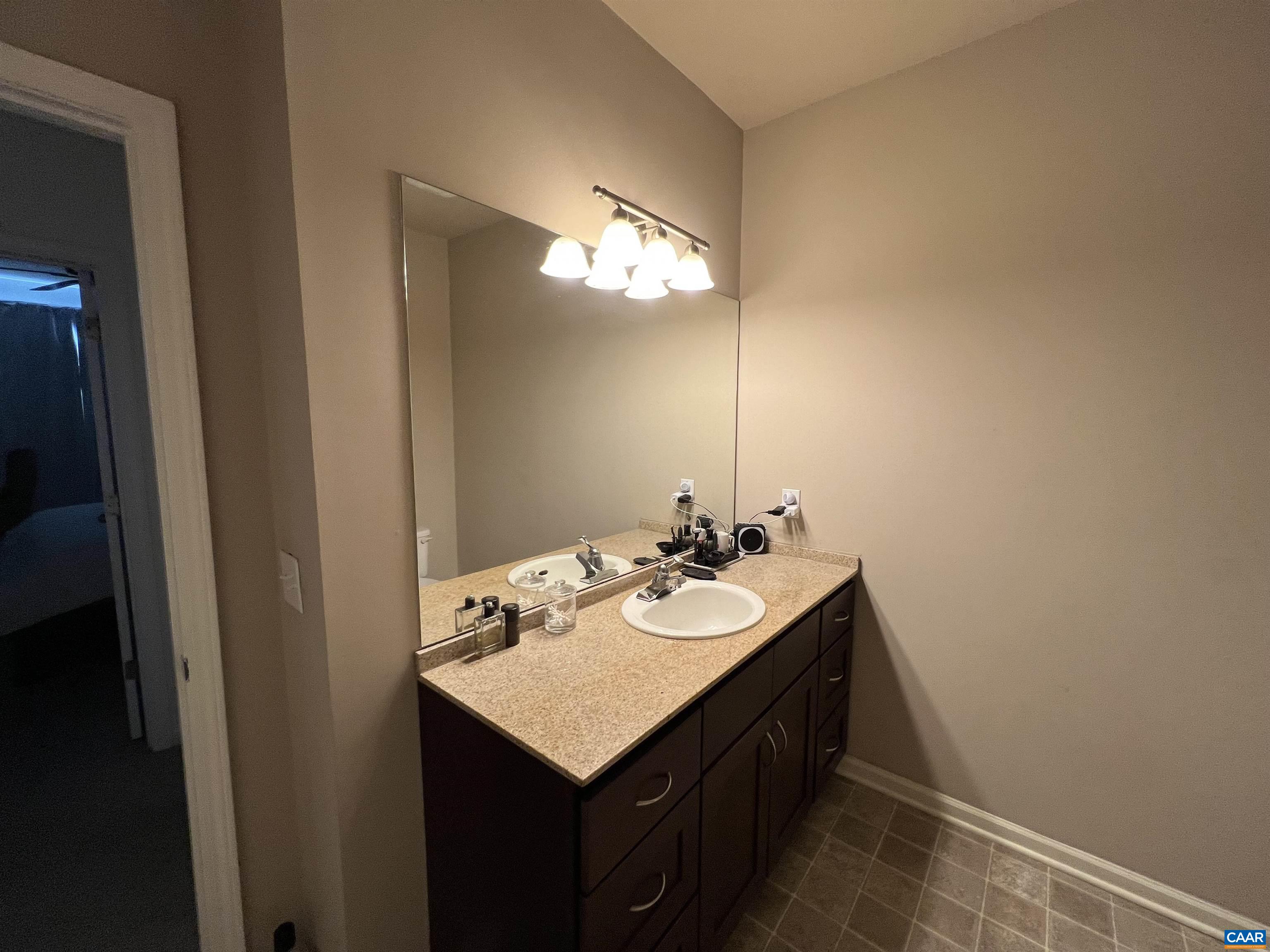 740 WALKER SQ Unit: 3a