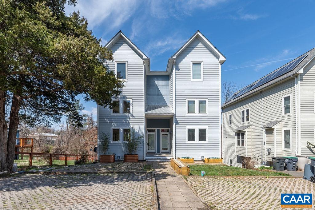 215 SPRUCE ST