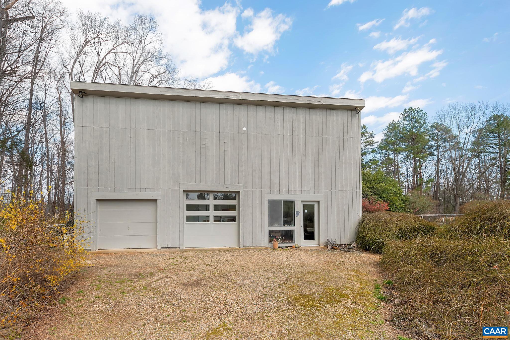 200 TUCKAHOE FARM LN