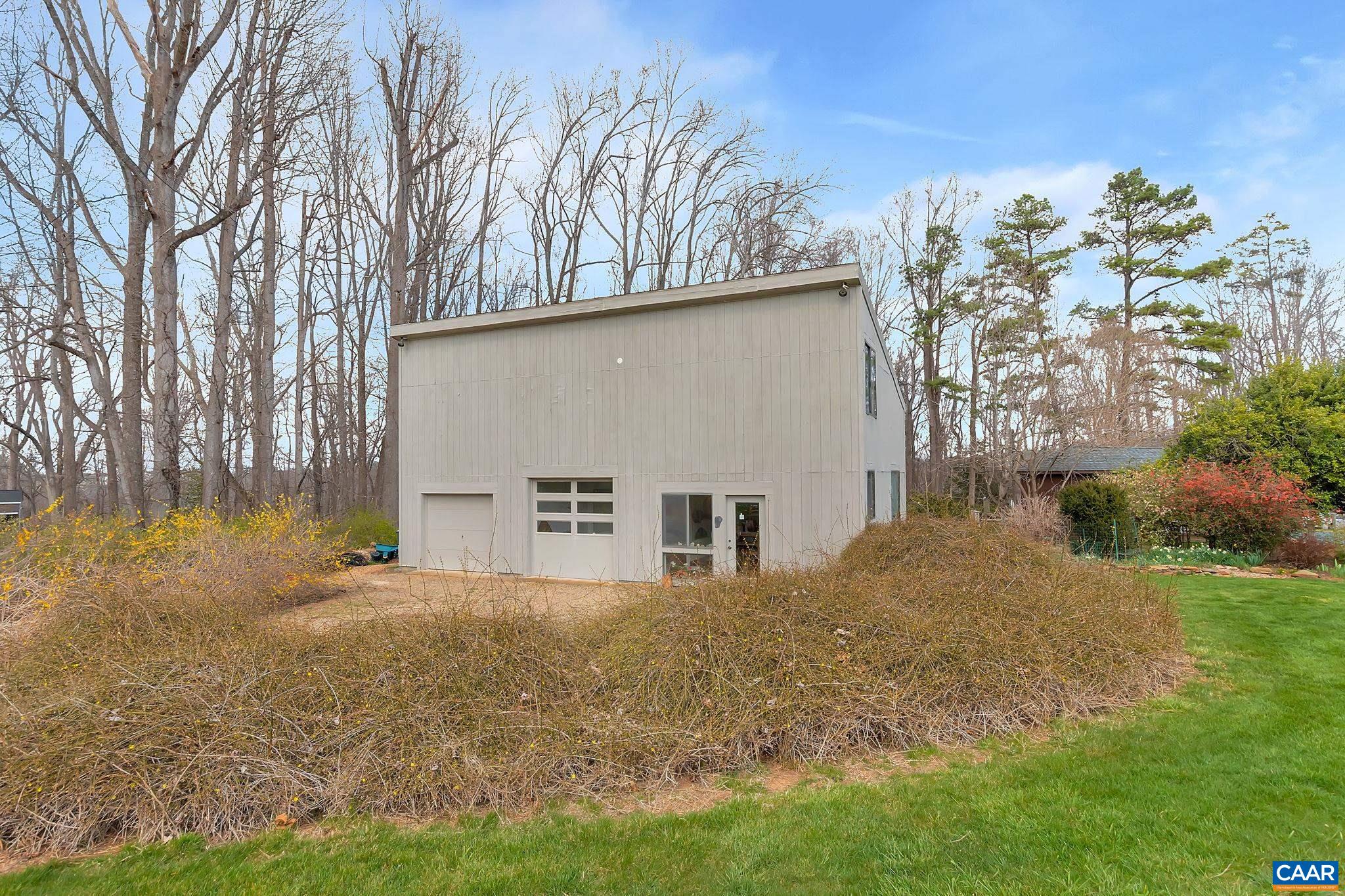 200 TUCKAHOE FARM LN