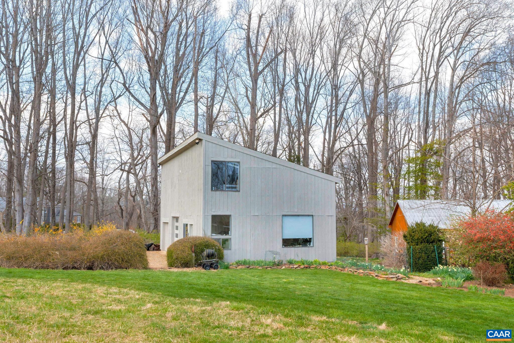 200 TUCKAHOE FARM LN