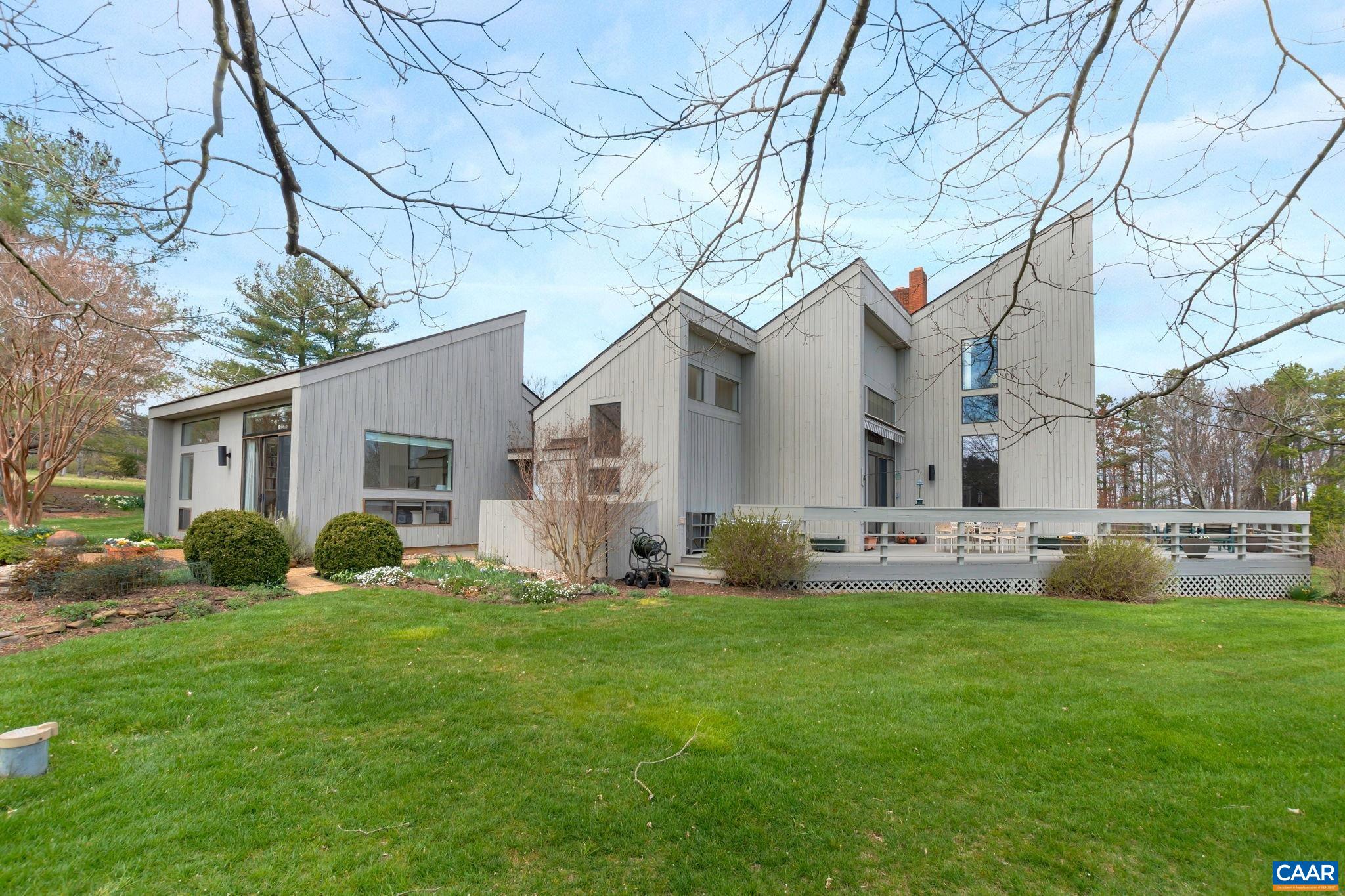 200 TUCKAHOE FARM LN