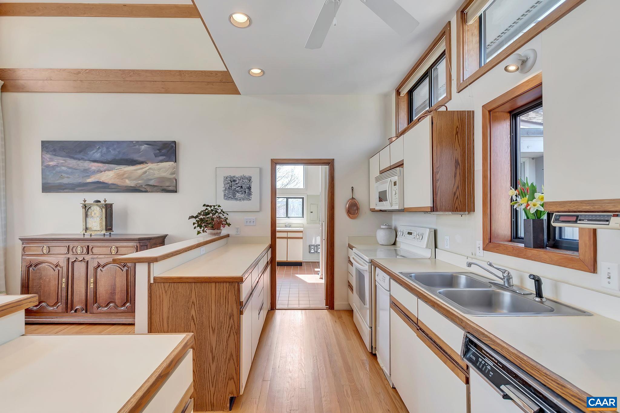 200 TUCKAHOE FARM LN