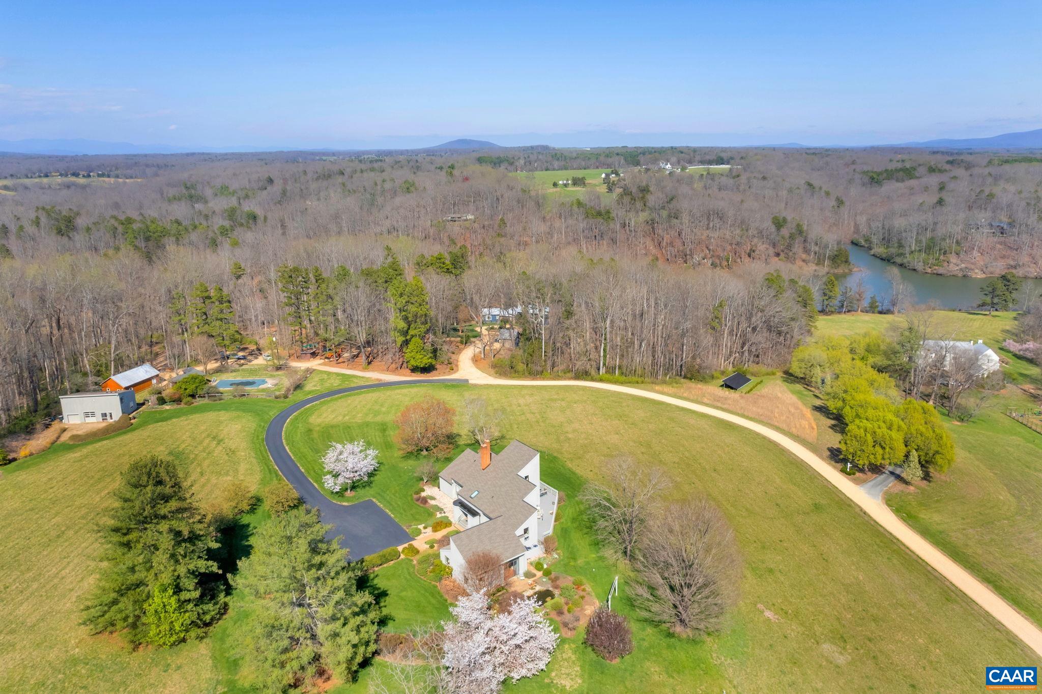 200 TUCKAHOE FARM LN