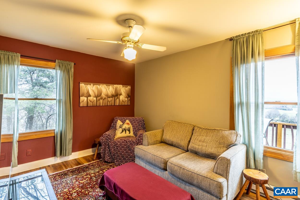 504 FARMVIEW RD
