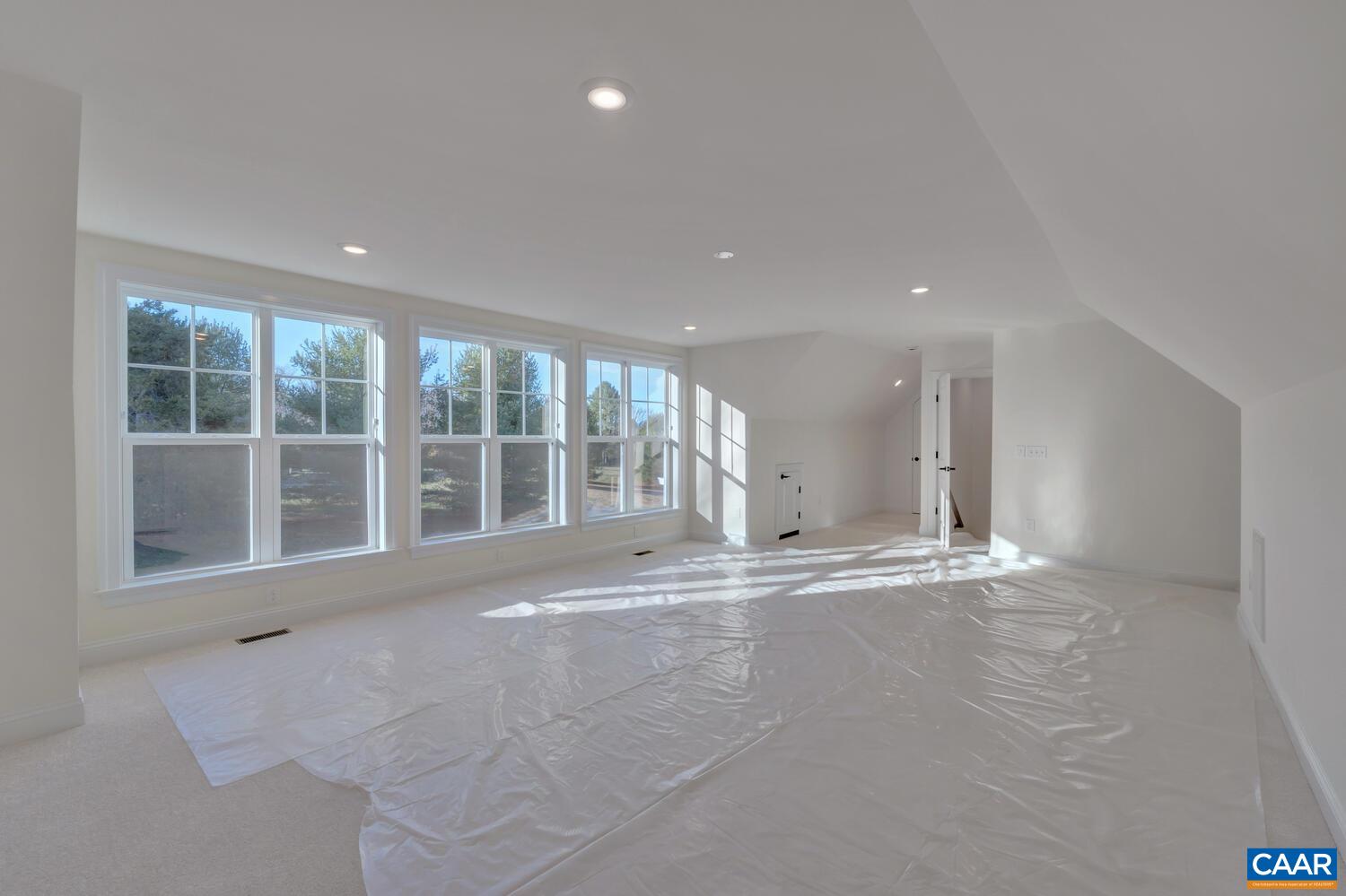 550 SPRING LAKE DR