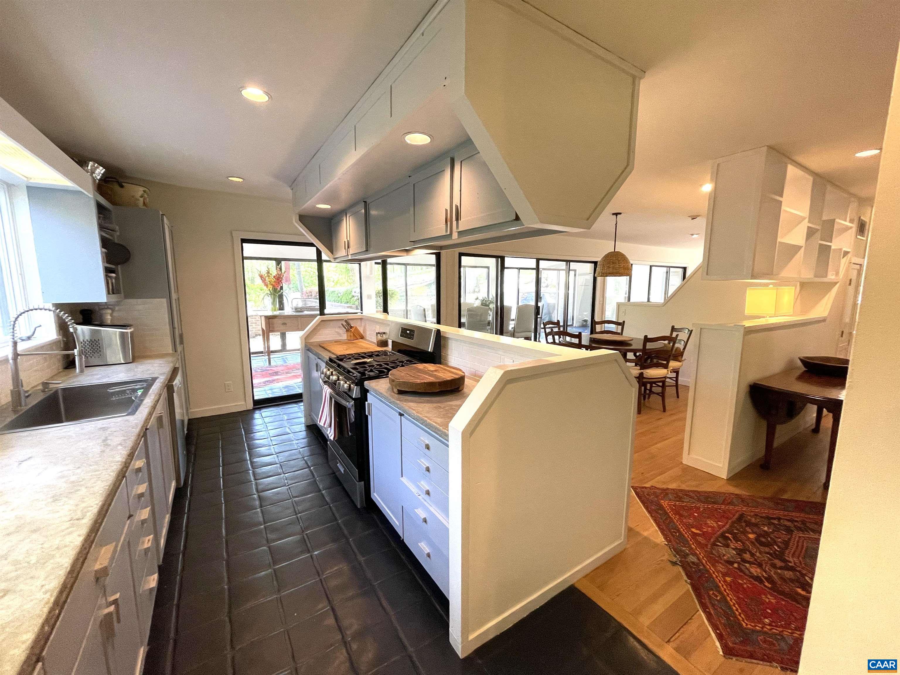1050 OLD GARTH RD