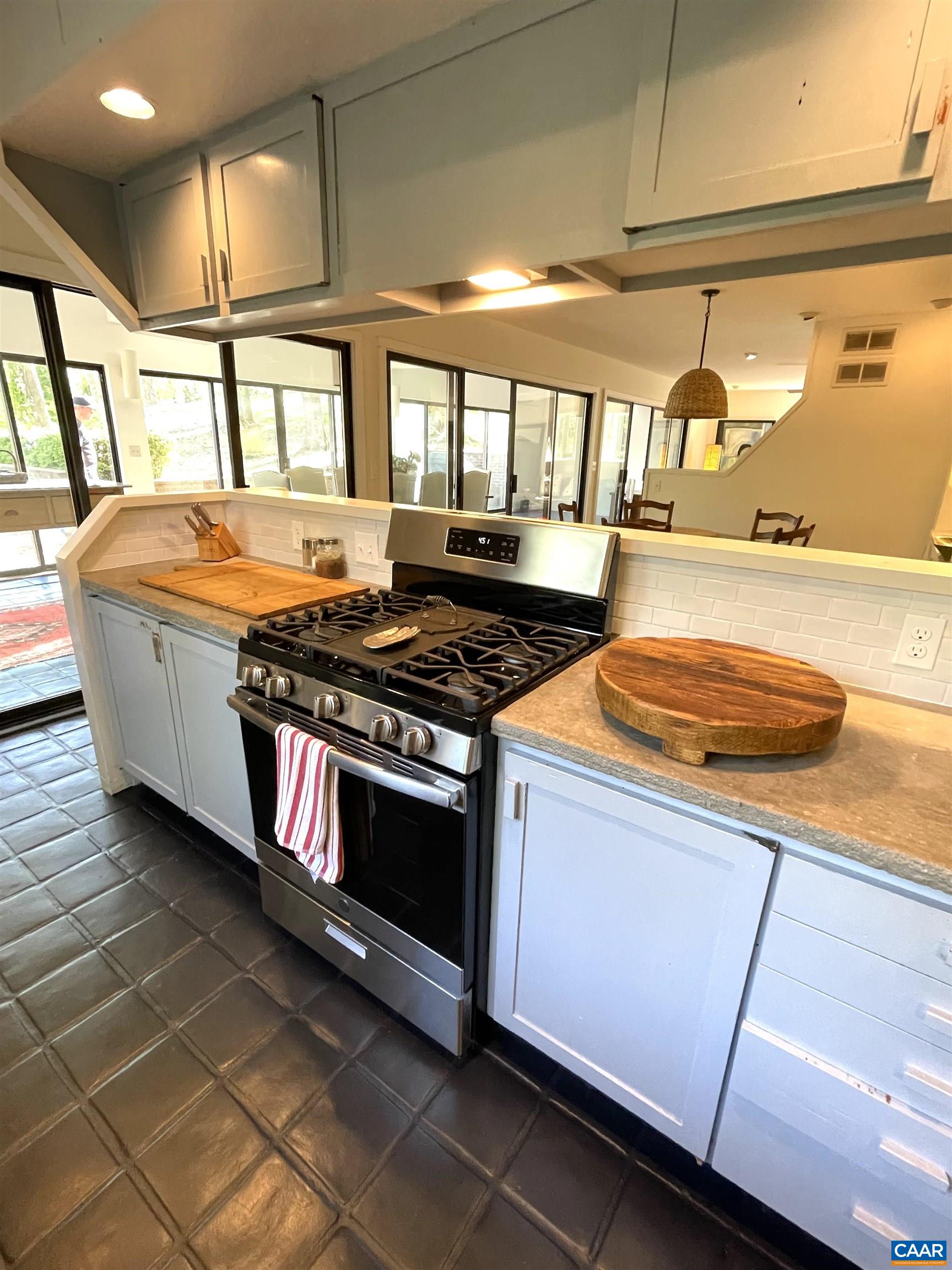 1050 OLD GARTH RD