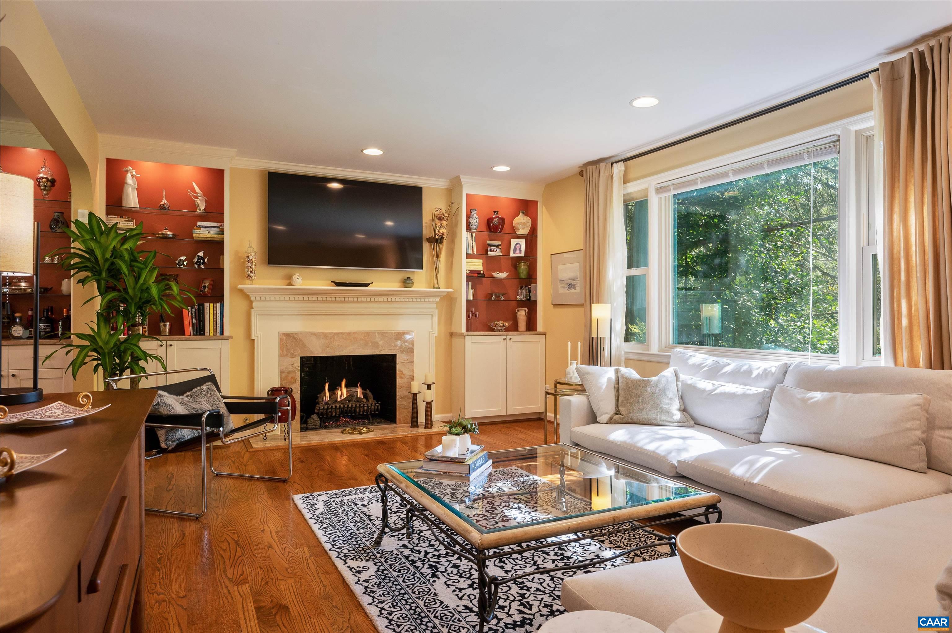 2333 GLENN CT