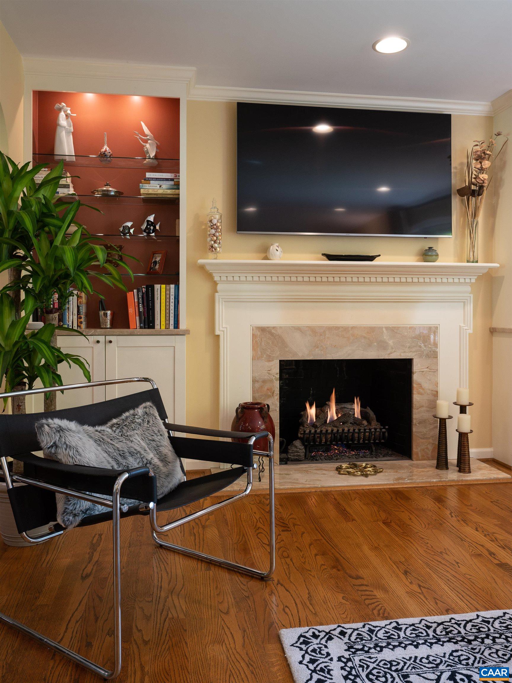 2333 GLENN CT
