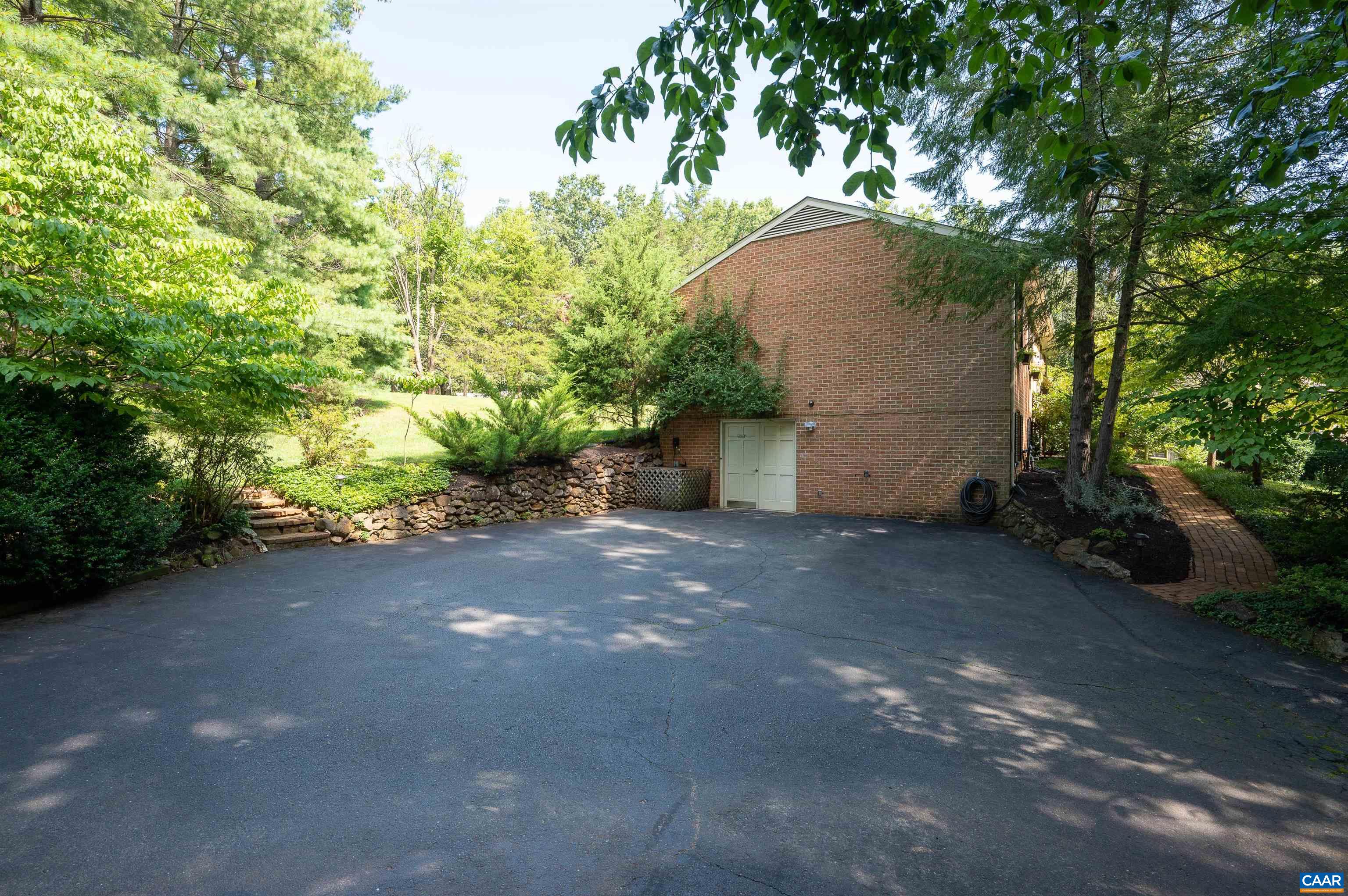 2333 GLENN CT